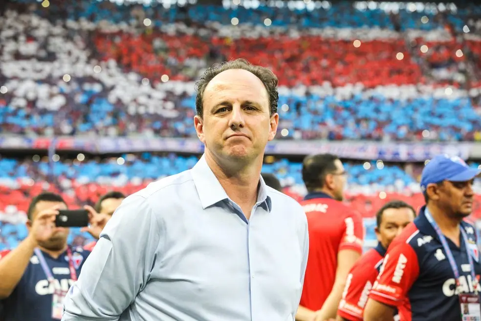 Rogério Ceni enquanto treinador do Fortaleza e amplamente apoiado pela torcida
