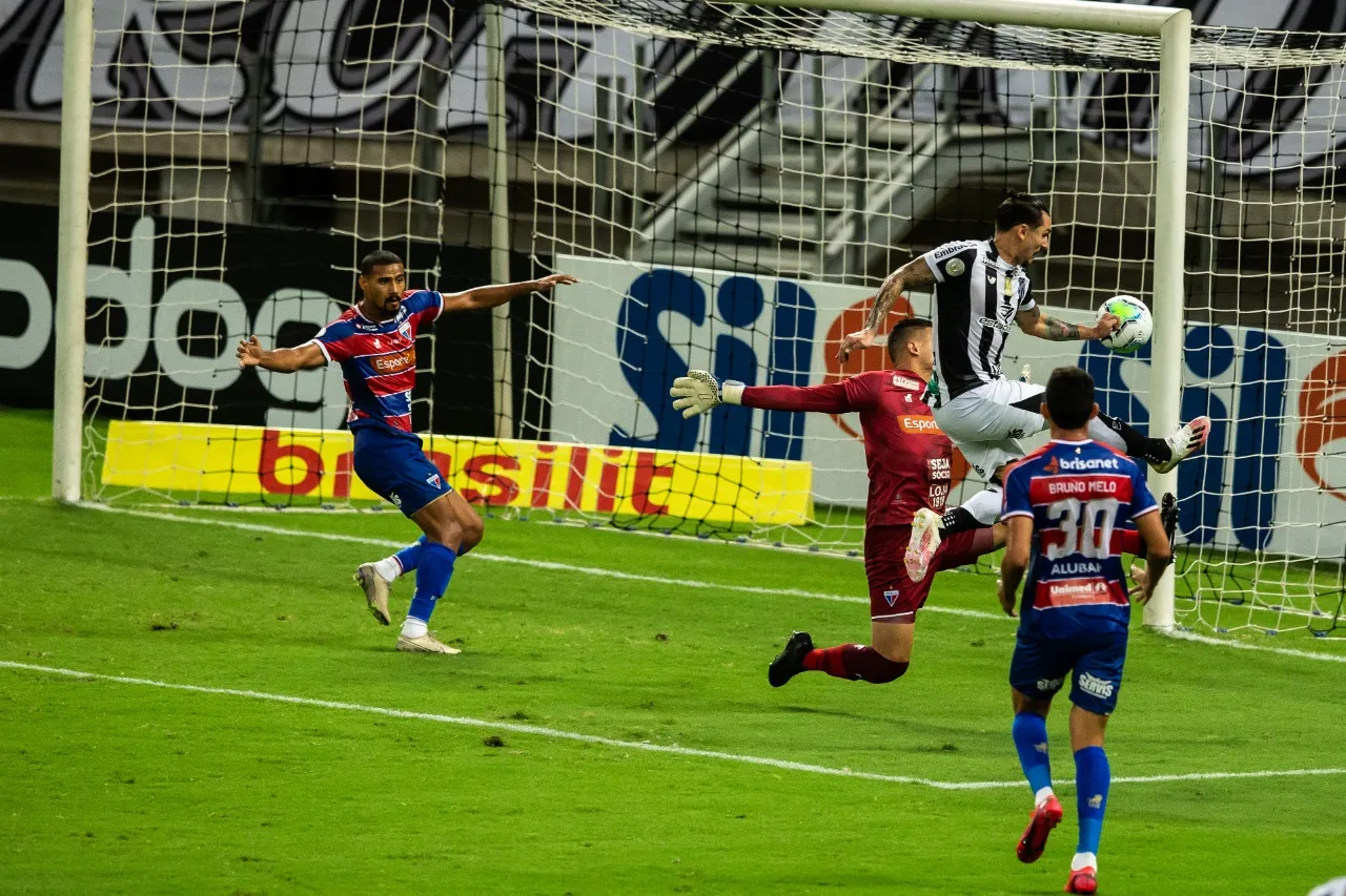 Momento da finalização de Vina no único gol da partida