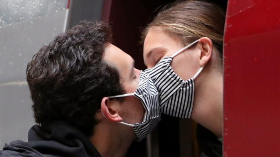 Médica canadense desaconselha beijo entre casais para evitar a Covid-19