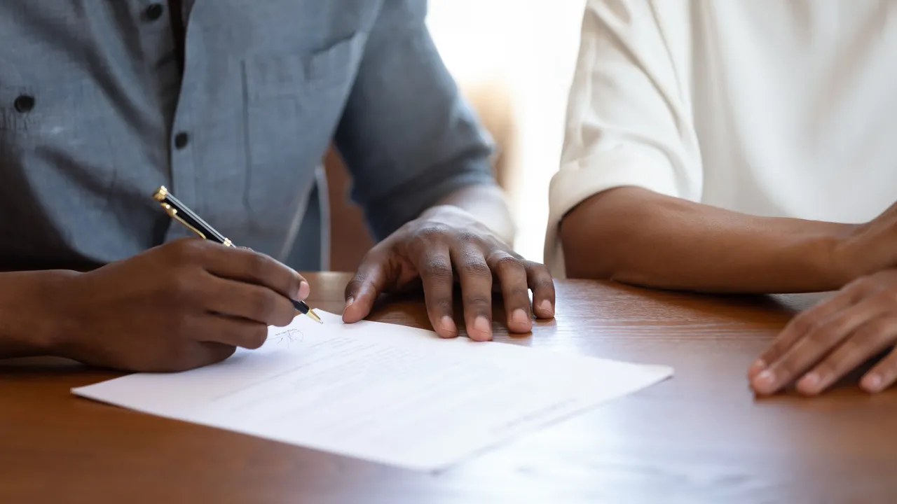 O contrato de namoro é um contrato entre duas pessoas, registrado em cartório, em que elas afirmam ter apenas um namoro. E tem por objetivo afastar a incidência da união estável e proteger os bens das partes que forem adquiridos ao longo do namoro