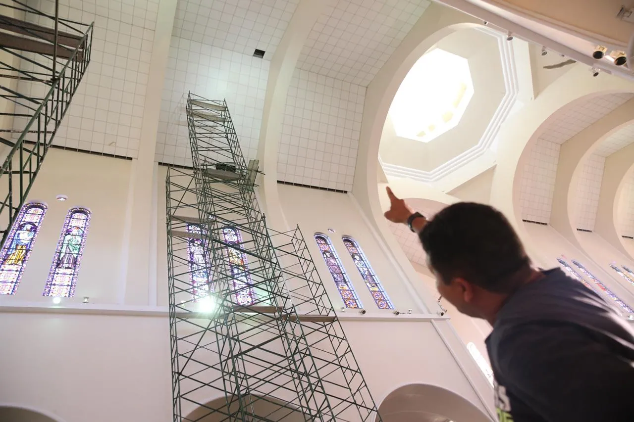 Pelo menos três blocos se desprenderam e caíram de uma altura de 30 metros do teto da Catedral, nesta quarta-feira