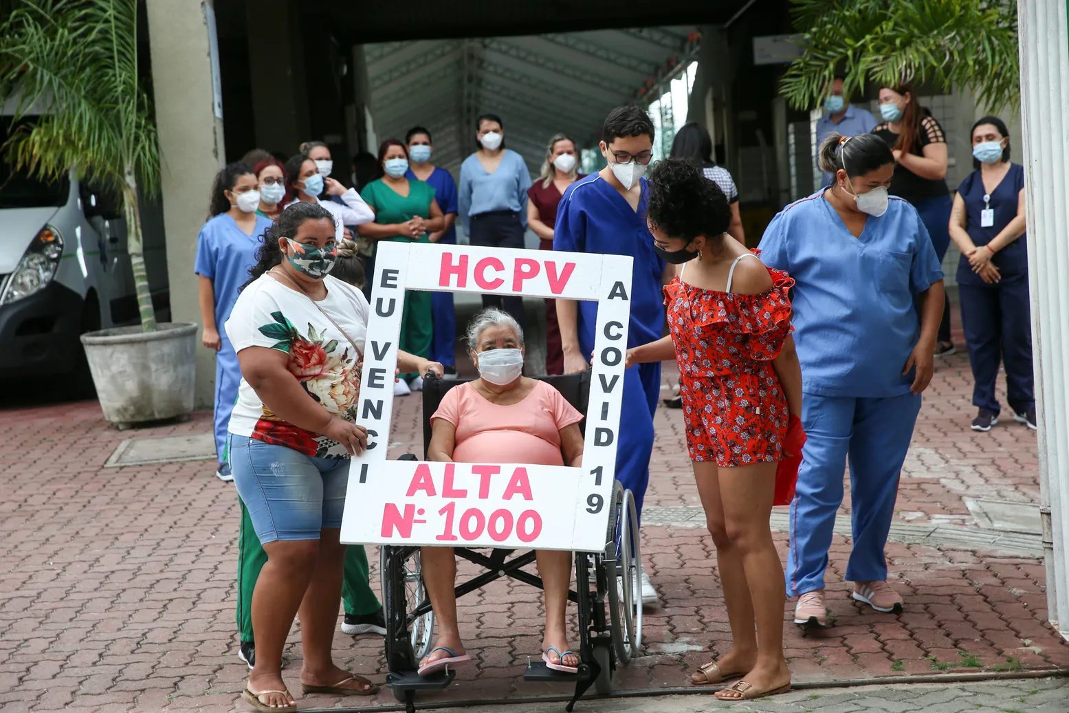 Paciente número 1.000 deixa o Hospital de Campanha do Estádio Presidente Vargas, em Fortaleza