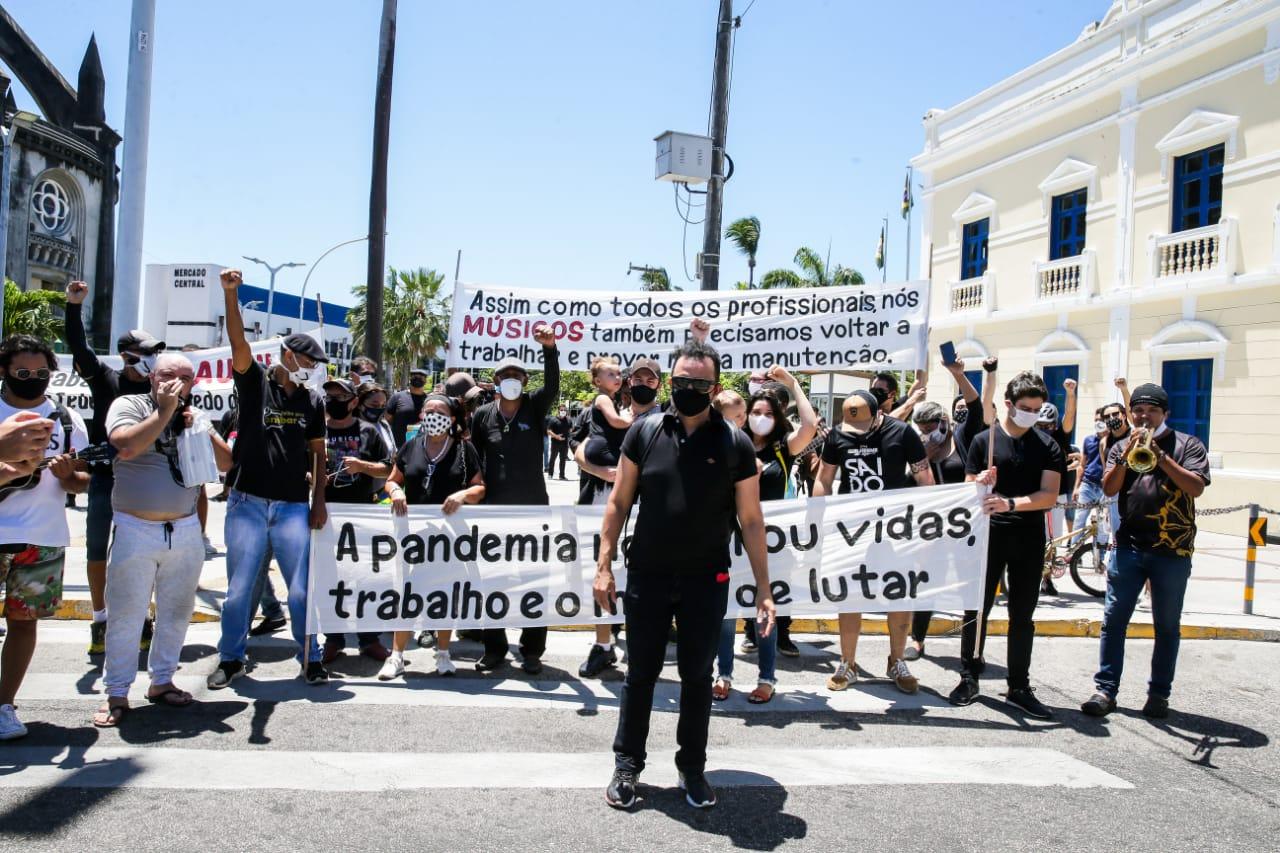 Produtores e instrumentistas levaram faixas pedindo retorno de atividades culturais