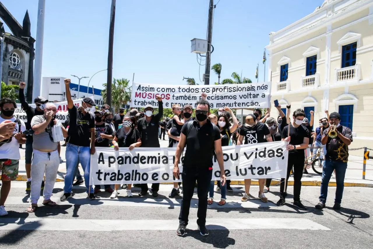 Produtores e instrumentistas levaram faixas pedindo retorno de atividades culturais