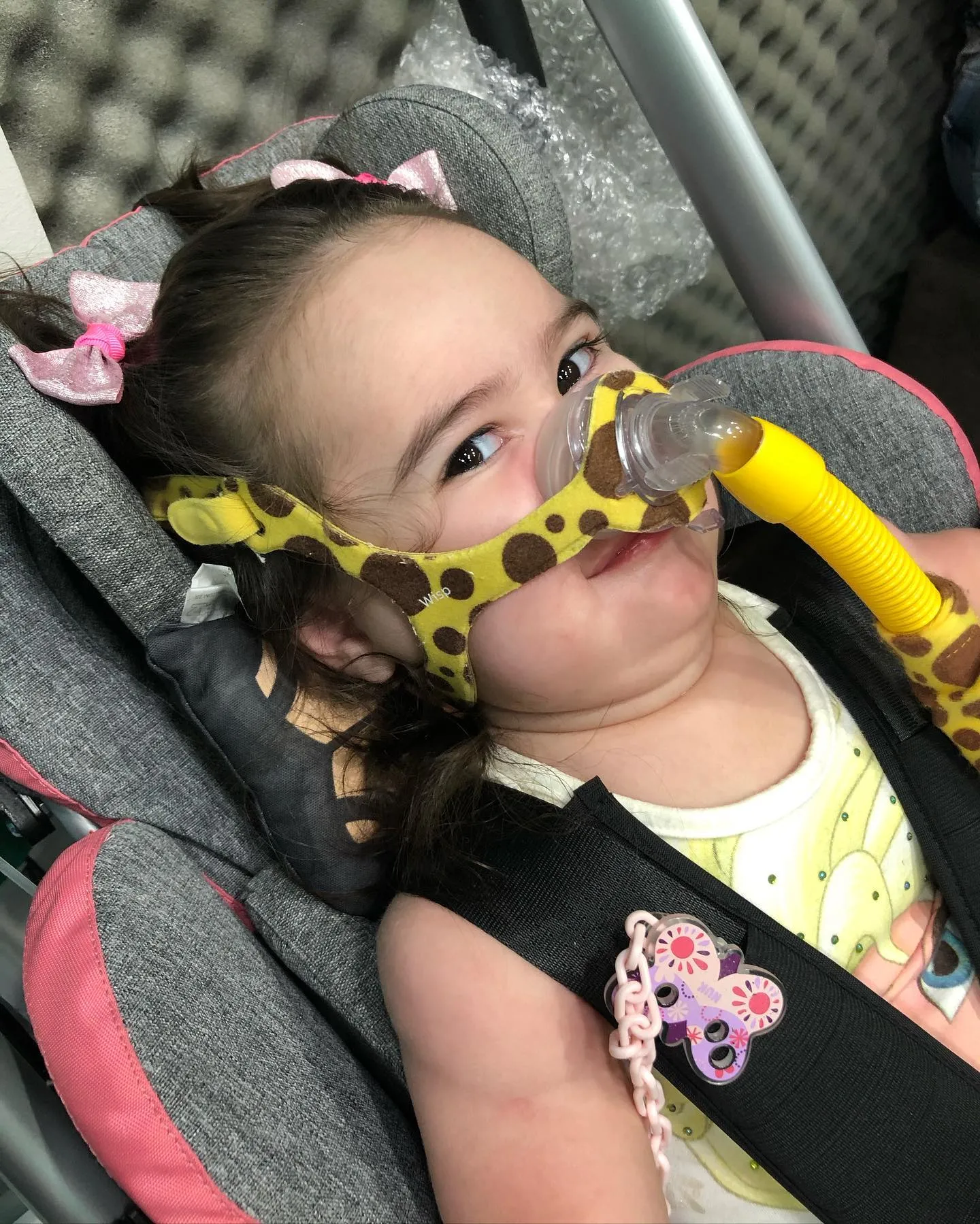 A pequena já tomou cinco doses do medicamento Nusinersena (Spinraza), disponível pelo Sistema Único de Saúde.