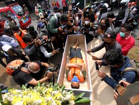 Pessoa no caixão na Indonésia