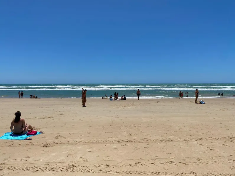Banhistas na Praia do Futuro em Fortaleza na manhã deste sábado (5)