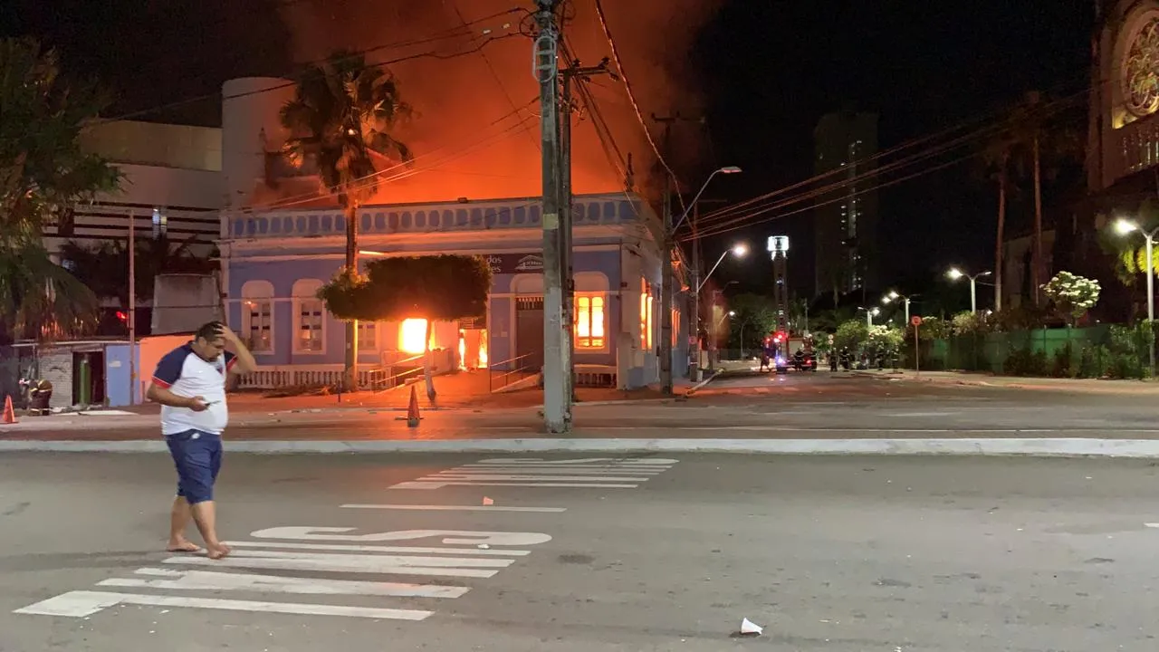 Casarão dos Fabricantes sofre incêndio na noite deste sábado (5)