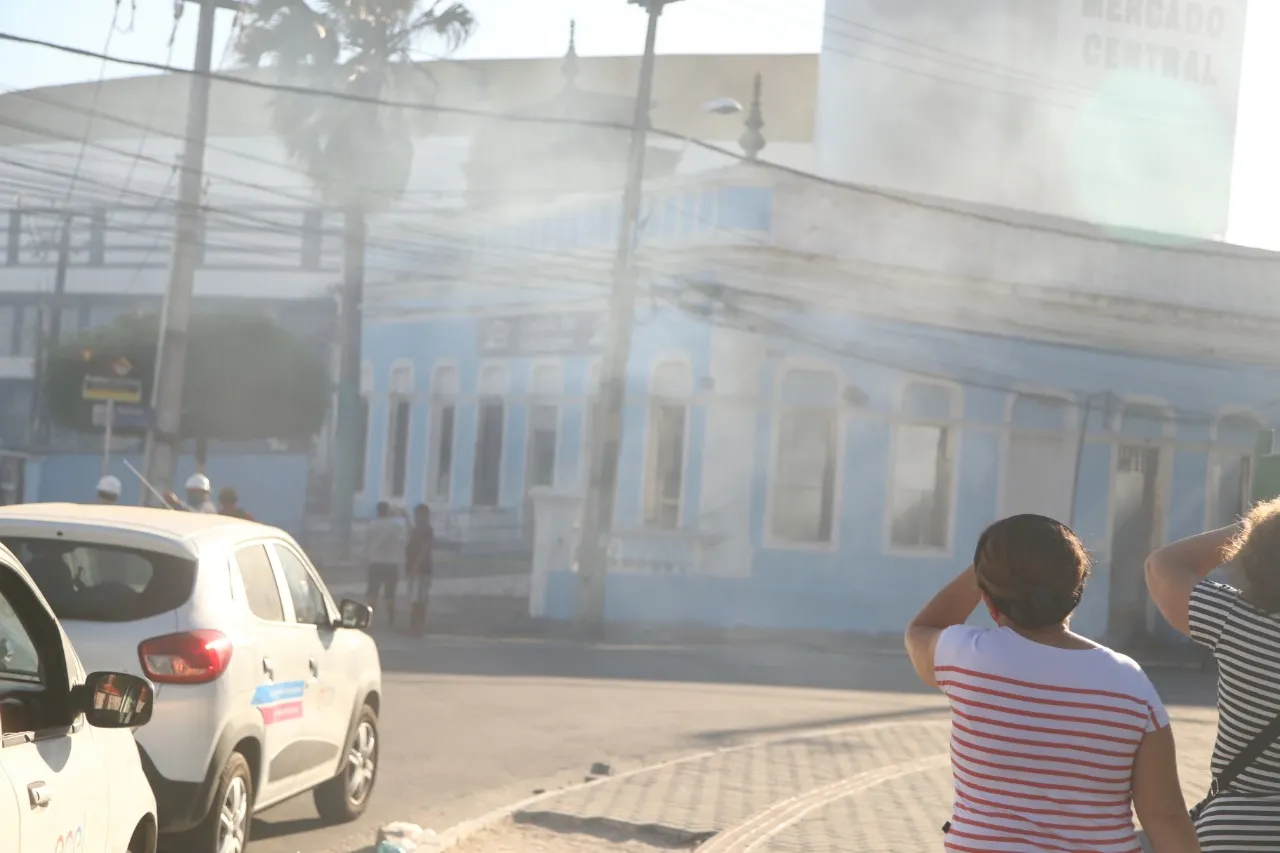 O incêndio aconteceu no último sábado (5) e ainda não se sabe a causa do sinistro. Bombeiros debelaram as chamas ontem (6).