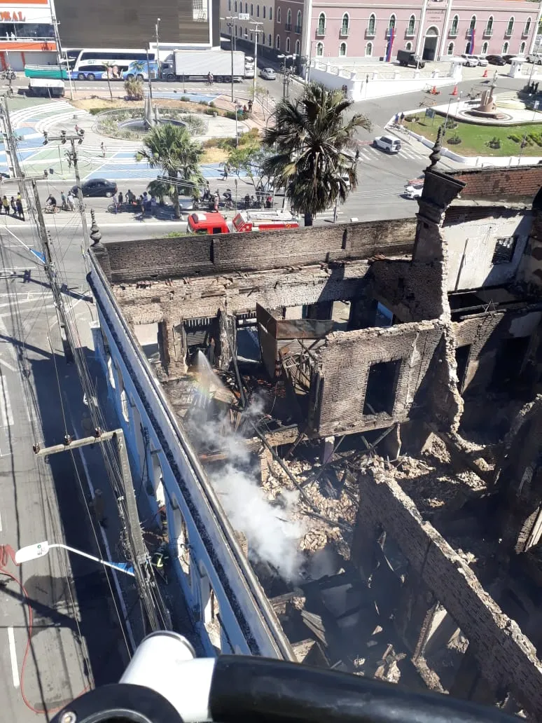 Estrutura interna do Casarão dos fabricantes ficou destruída após incêndio na noite deste sábado (5).