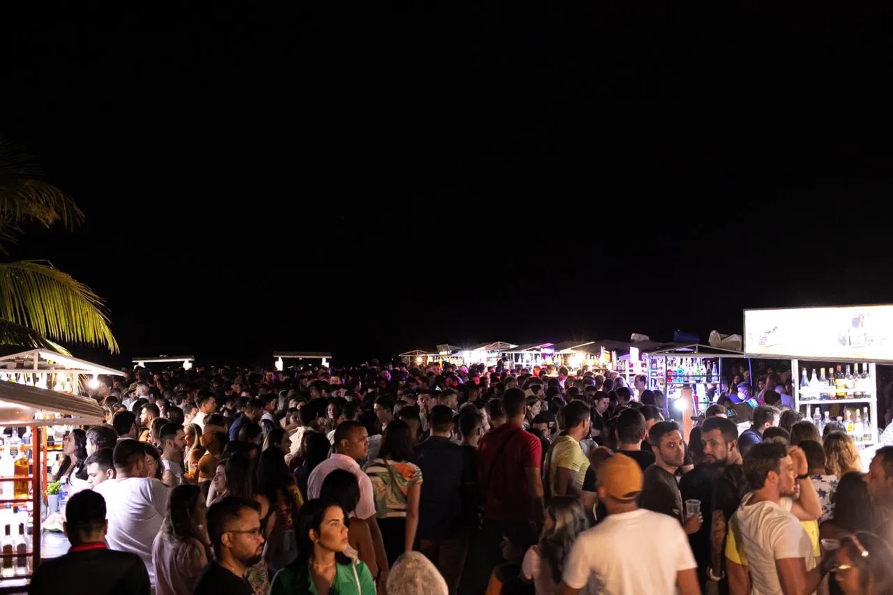 Entre o último sábado e segunda-feira (7), o movimento foi intenso em Jericoacoara. Em uma das noites, uma multidão se reuniu próximo às barracas de venda de bebidas na Vila