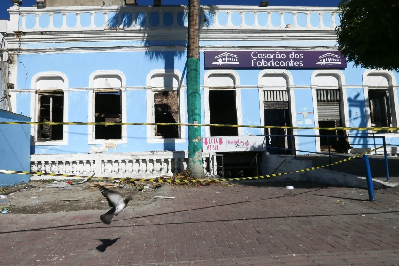 Somente a fachada do prédio não foi totalmente atingida pelas chamas do incêndio
