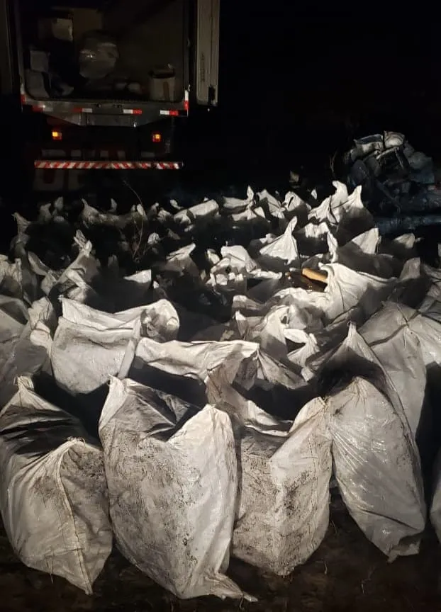 Após denúncia anônima, PM apreende mais de 4 toneladas de maconha escondida em caminhão no município de Aquiraz, na noite deste domingo (6).