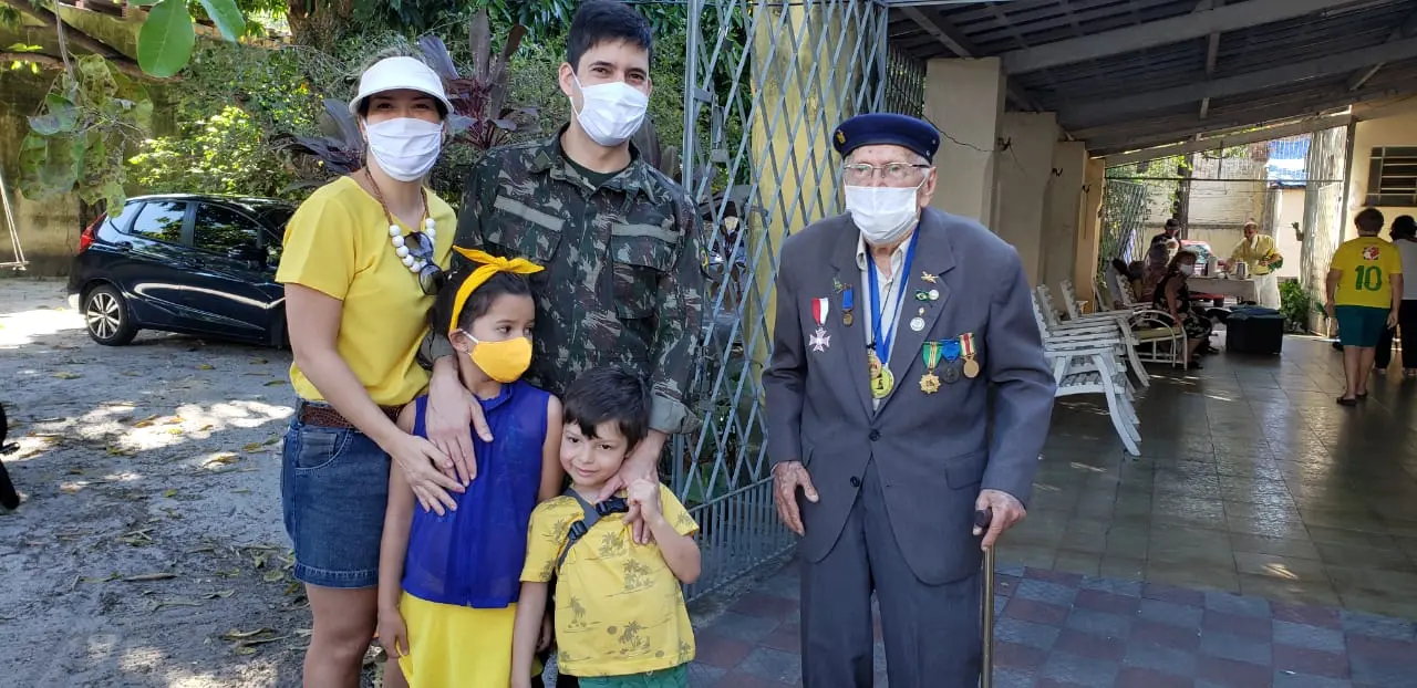 R. Ximenes participou do desfile e cantou o hino nacional, junto das famílias dos colecionadores