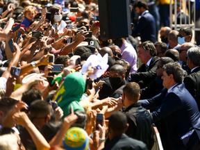 Bolsonaro cumprumenta apoiadores no 7 de setembro