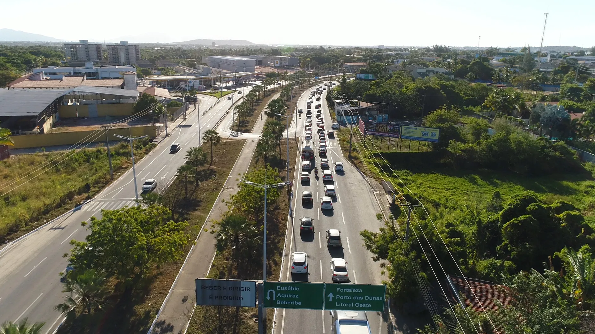 CE-040 registrou grande fluxo de veículos no sentindo interior/Fortaleza neste fim de feriadão.