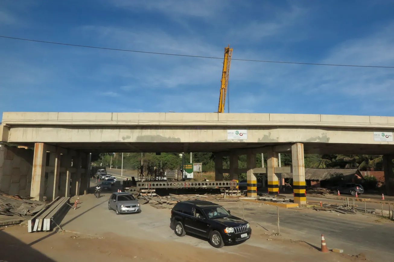 Motoristas desviam de trecho em obras, no entroncamento das CEs 060 e 292