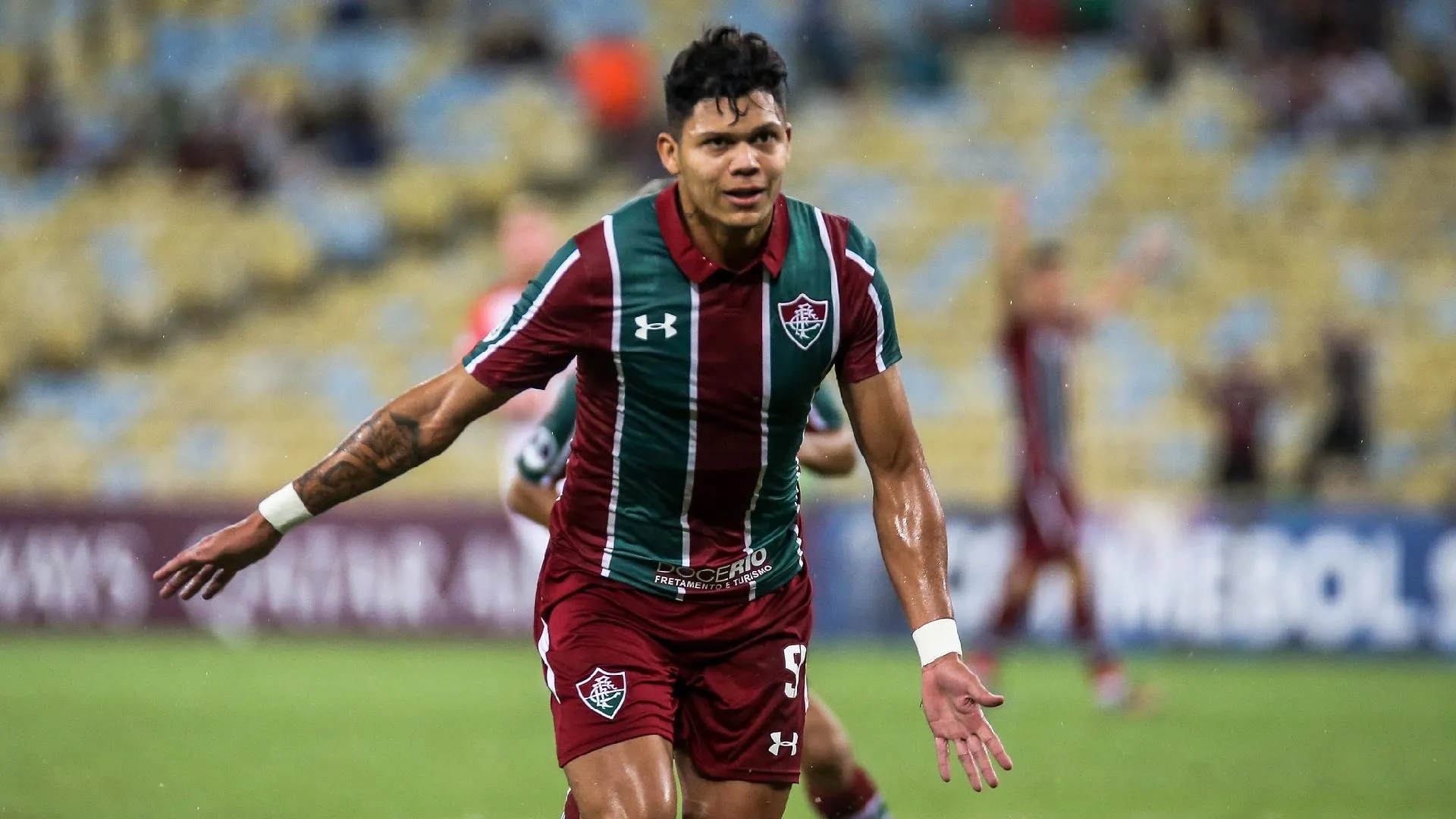 Evanilson com a camisa do Fluminense