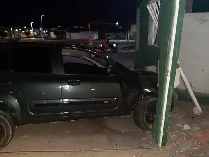 Motorista com sinais de embriaguez é preso após derrubar muro de quartel do exército no Crato, interior do Ceará.