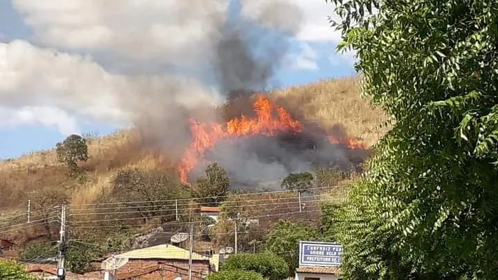 Incêndio teve início por volta de 13h, segundo moradores