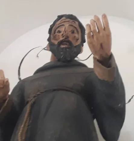 Igreja São Francisco de Assis teve paredes e estátuas pichadas com ameaças em Cruz.