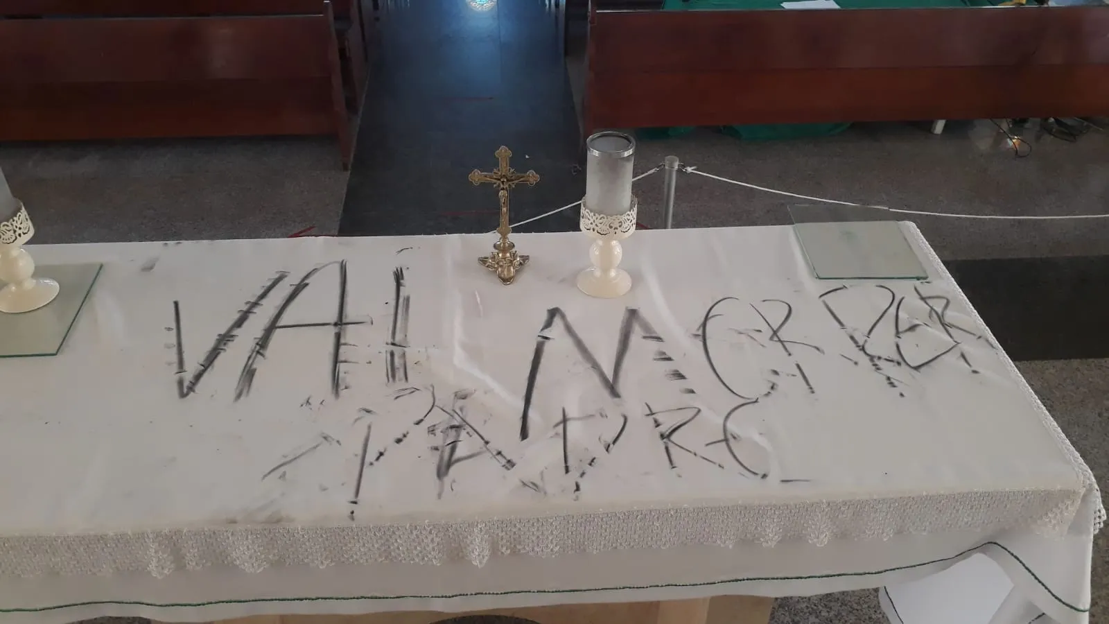 Altar da igreja São Francisco de Assis, em Cruz, foi pichado com ameaça a padre.