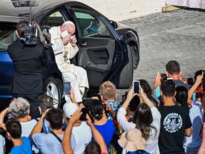 fotografia do papa Francisco de máscara saindo de um carro