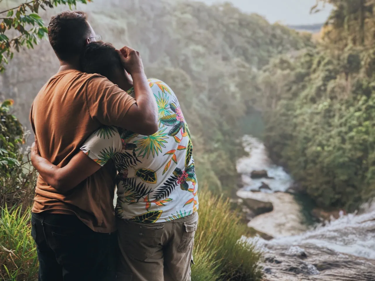Tomaz e Gabriel contemplam a Cachoeira da Fumaça (MG)