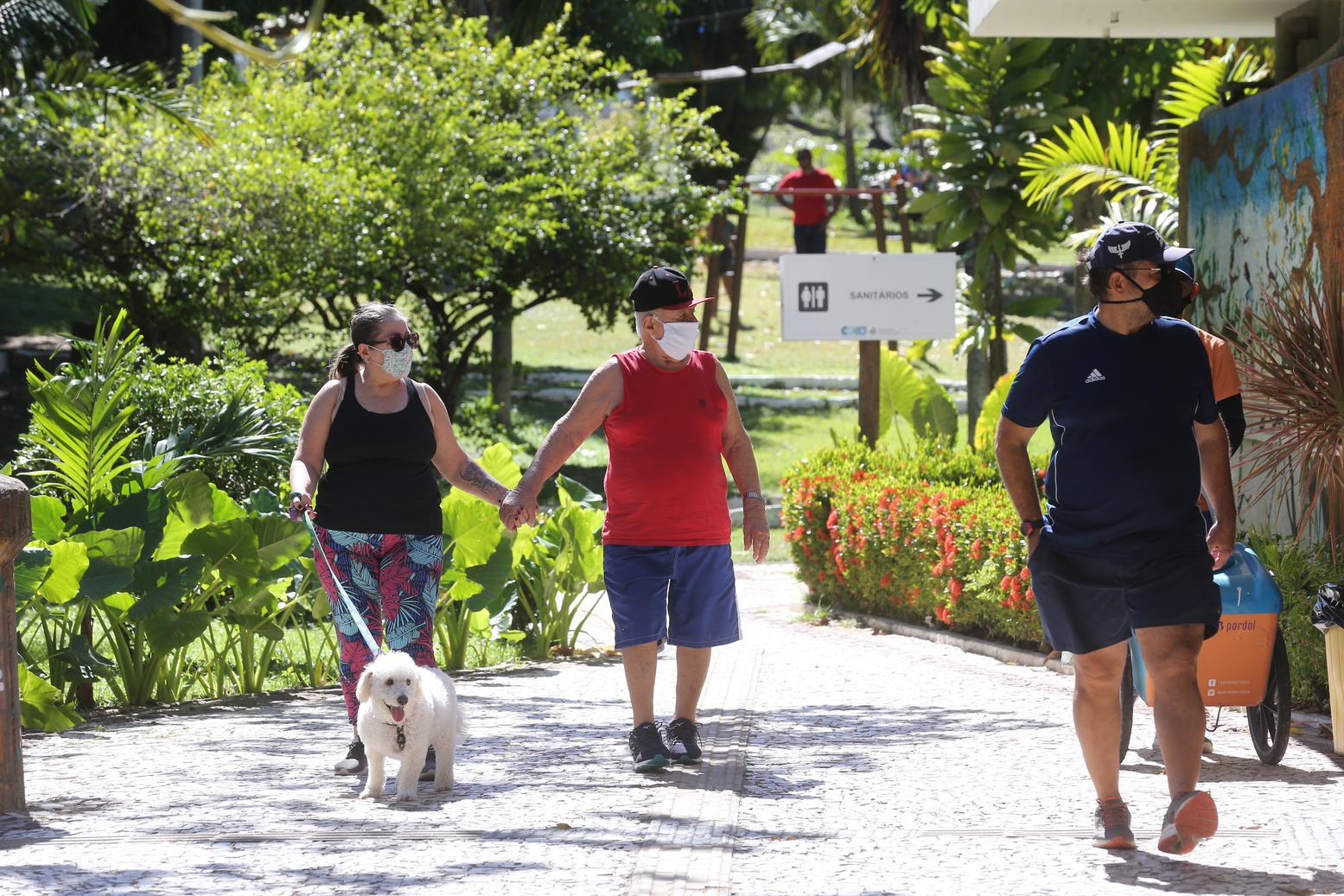 Pessoas andam com animais de estimação no Parque do Cocó