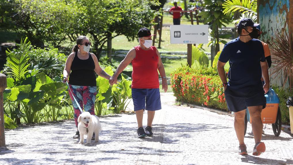 Pessoas andam com animais de estimação no Parque do Cocó