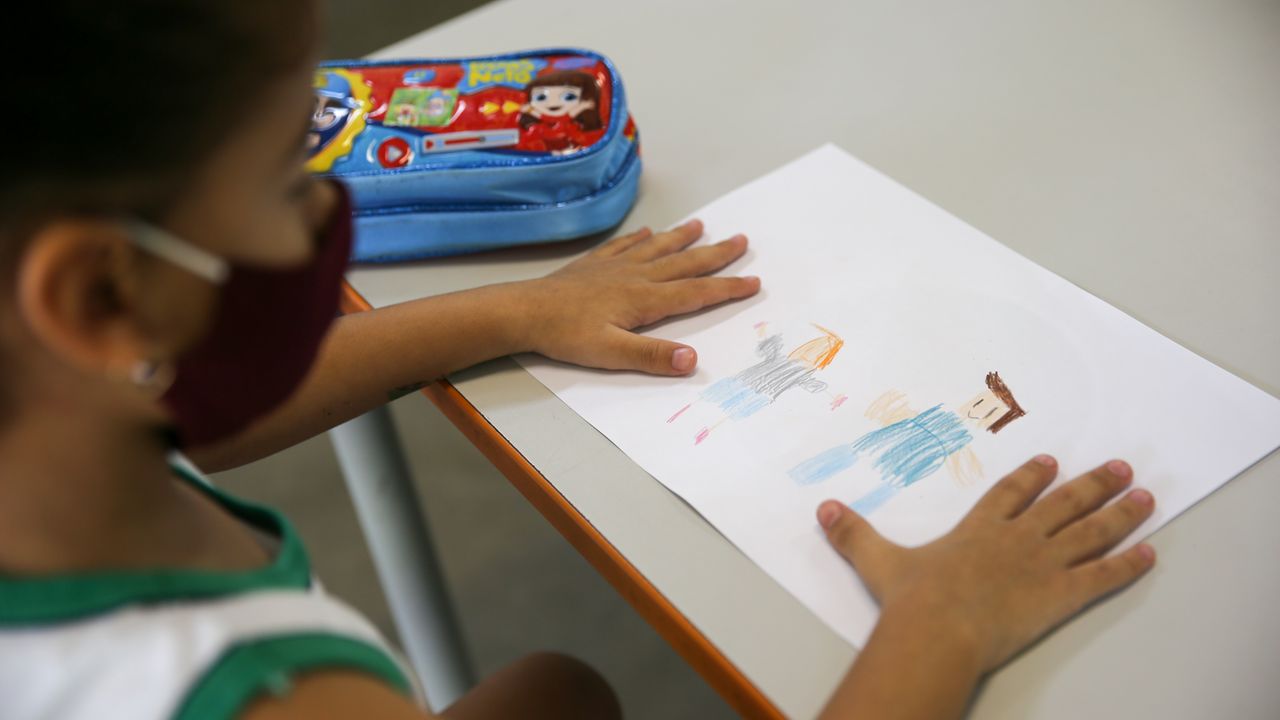 Criança desenhando na escola