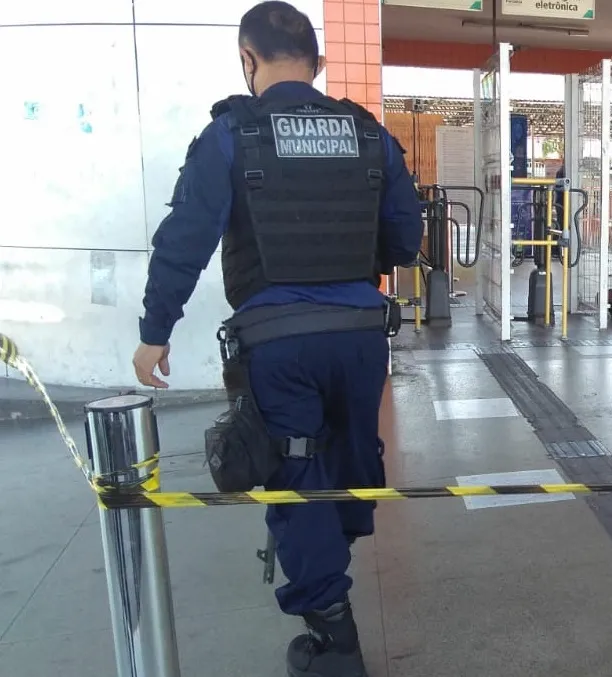 Área das catracas isolada logo após o crime