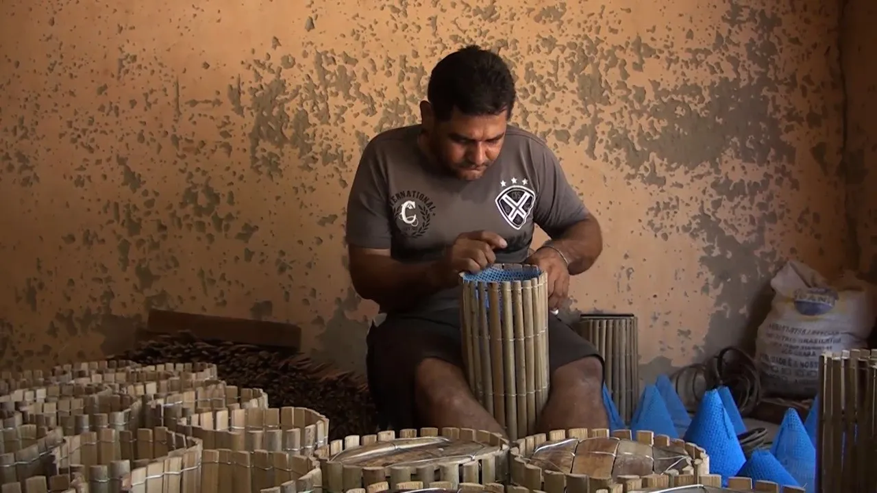 O trabalho artesanal gera, em média, renda de R$ 200 por semana a cada artesão
