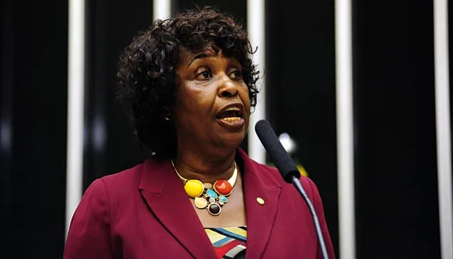 Benedita da Silva atua no movimento negro, de favelas e de mulheres