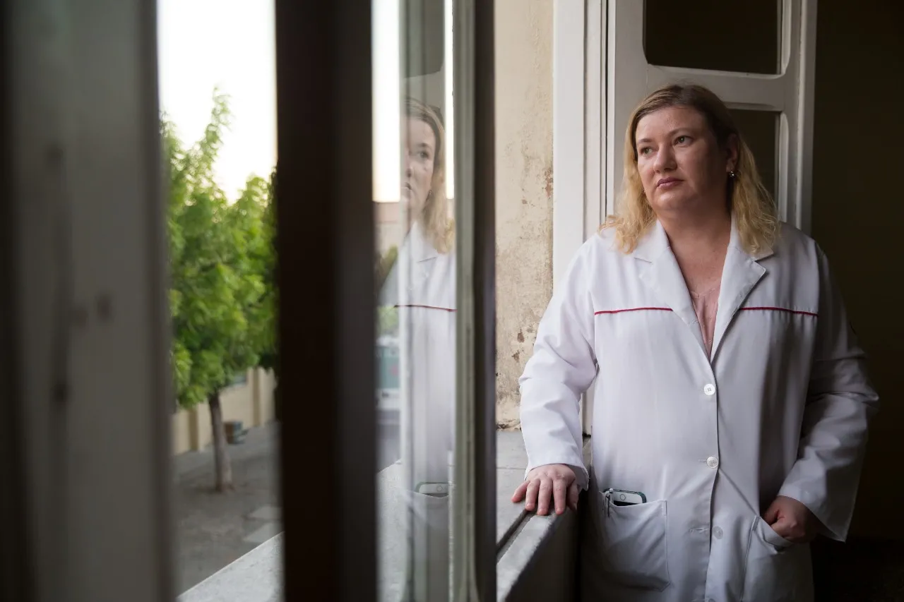 Já a infectologista Melissa Medeiros aponta o início da pandemia, em março, como o período de maior crise