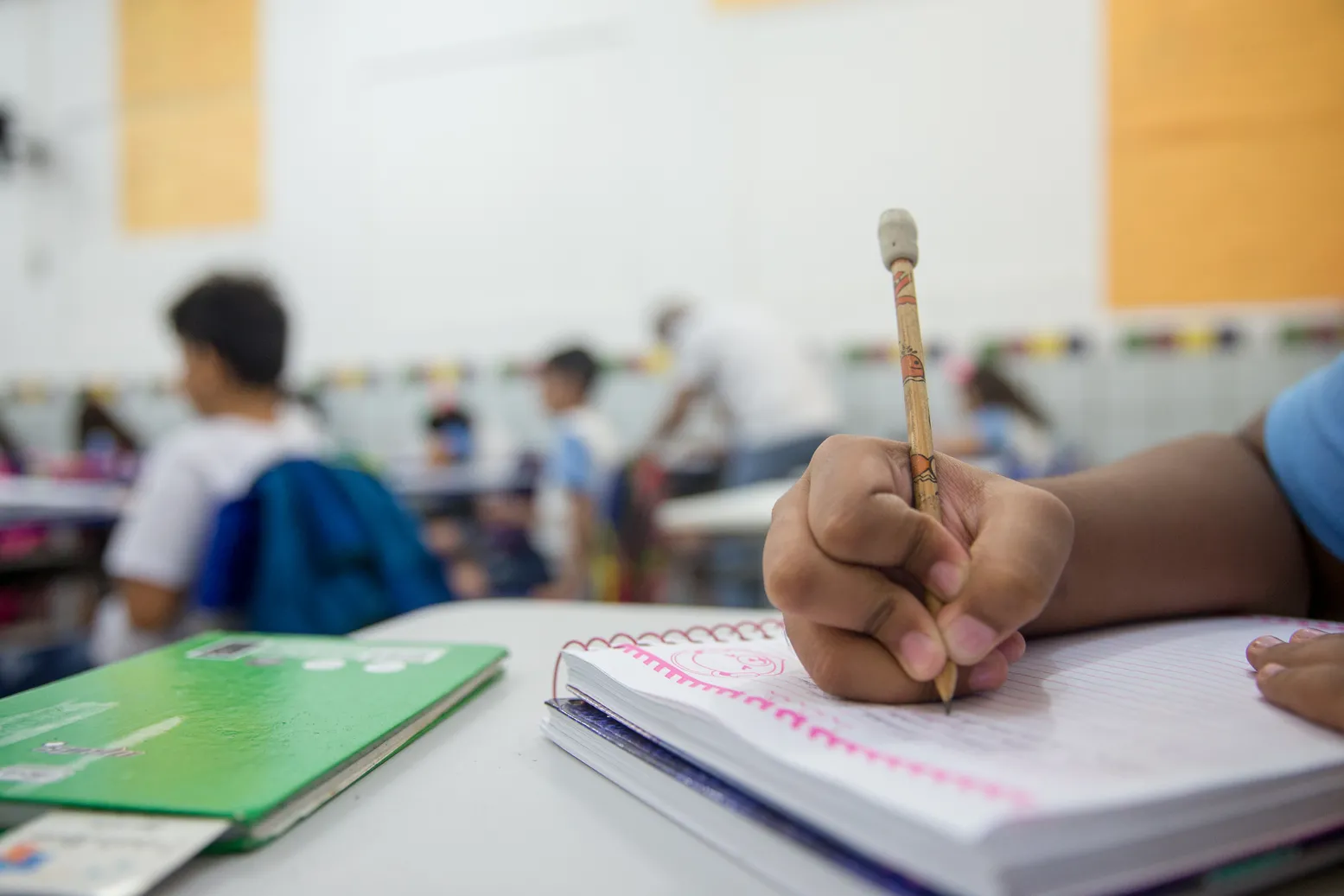 O percentual de crianças no ensino fundamental caiu para 95,3%. É o menor percentual desde 2016, quando a frequência escolar líquida para a faixa etária de 6 a 14 anos era de 96,6%.