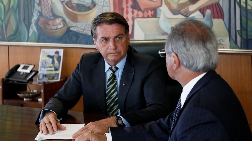 Esta é uma imagem de Bolsonaro e Paulo Guedes