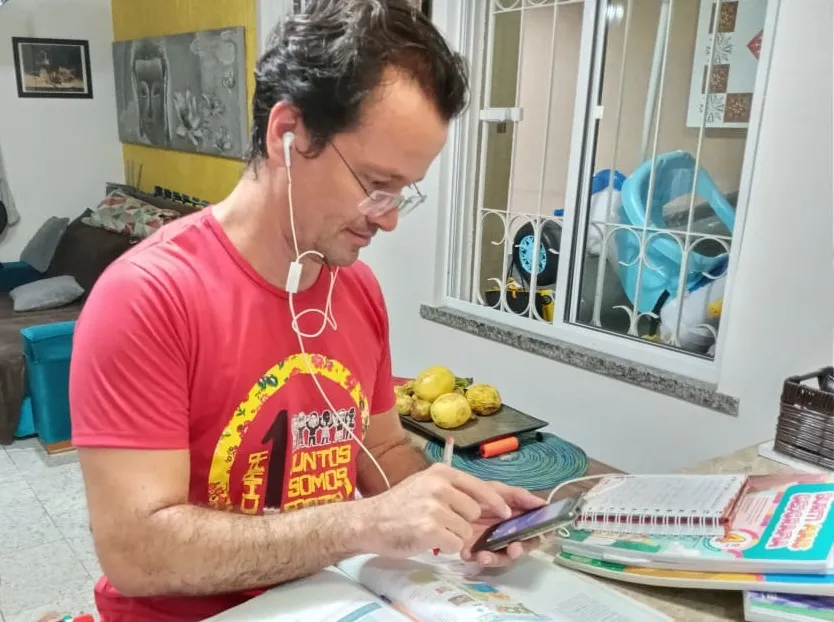 Mesmo adaptado ao ensino remoto, Helon Bezerra diz que a educação presencial é 
