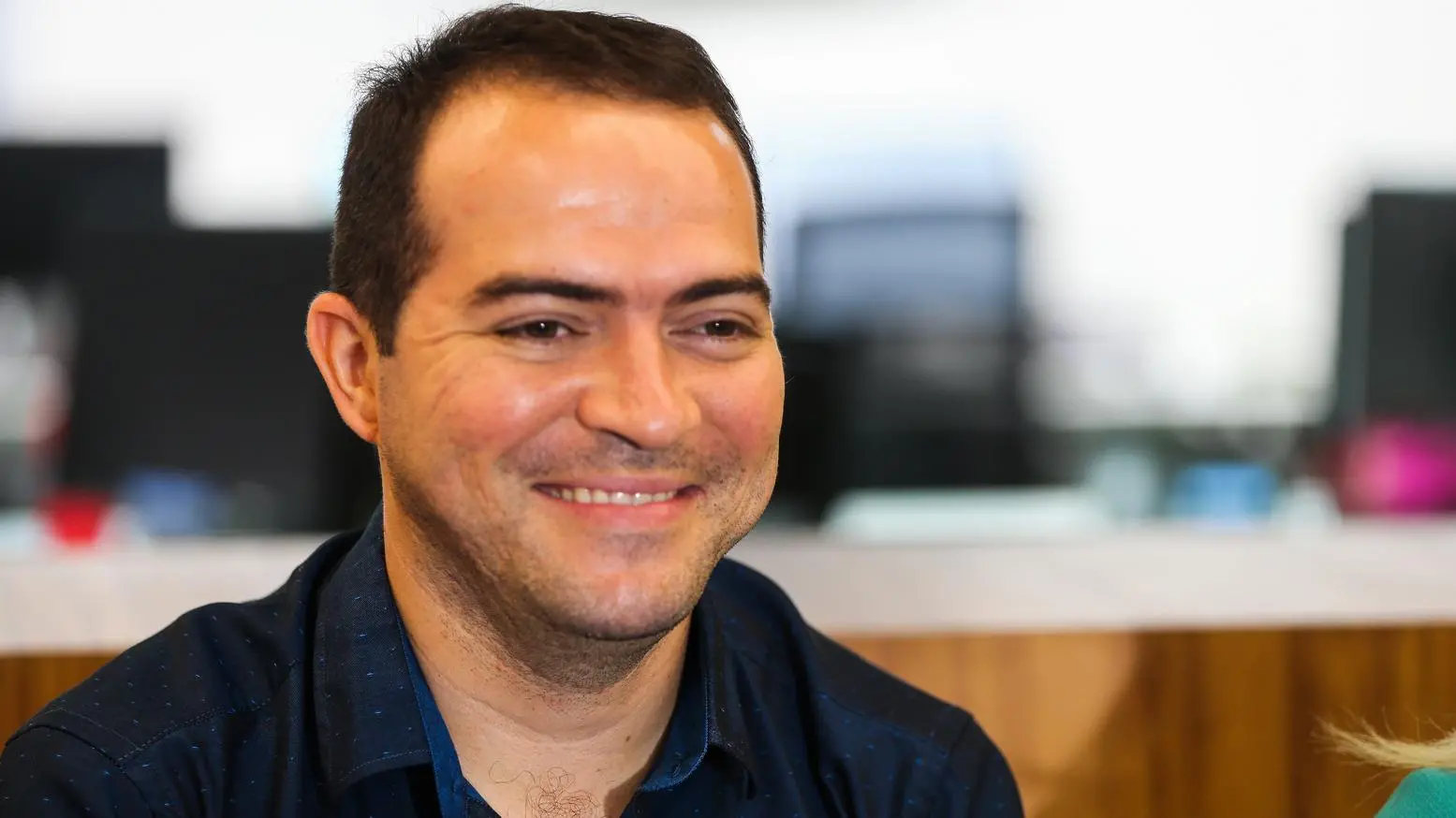 Marcelo Paz sorri para foto