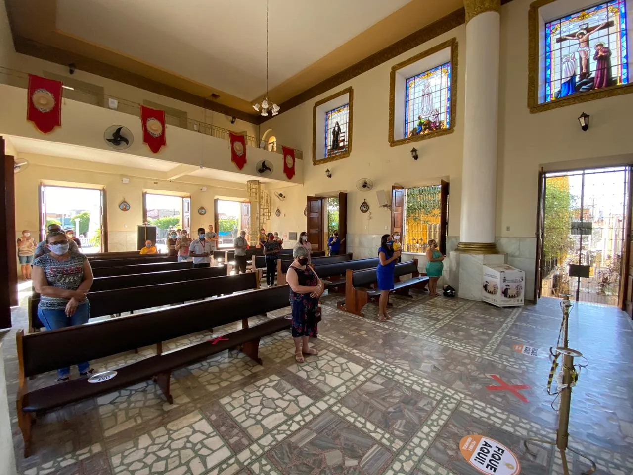 O distanciamento social foi preservado dentro dos templos para garantir a segurança dos católicos