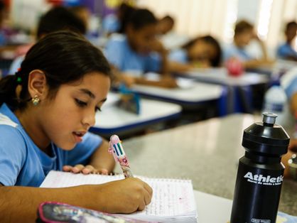 Criança da rede municipal de ensino de Fortaleza em sala de aula.