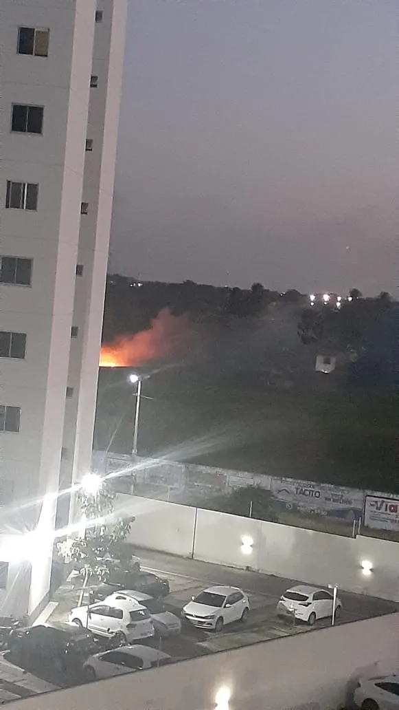 Até o momento, os moradores não sabem ao certo o que pode ser a causa do incêndio