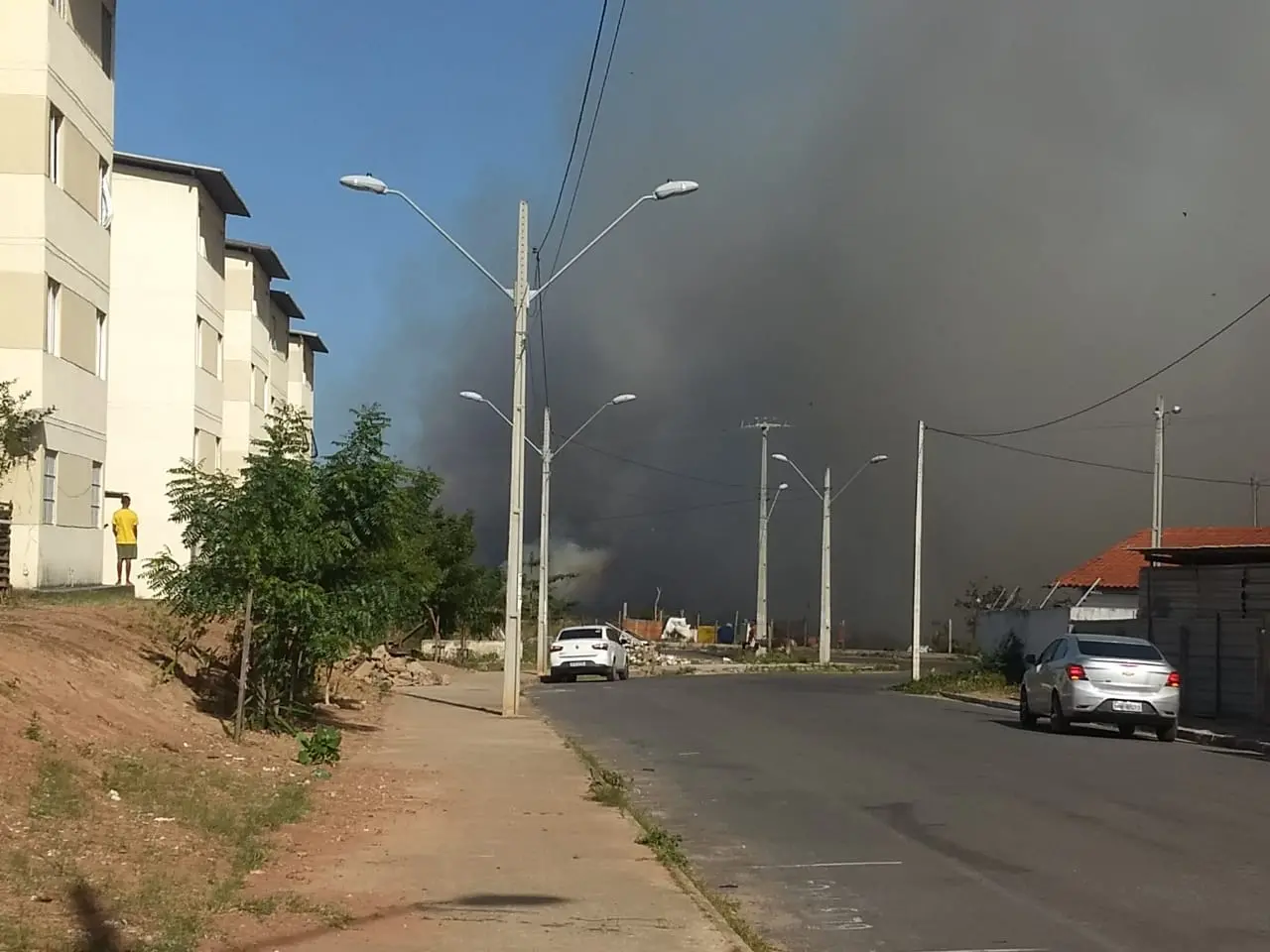 Imagem da notícia Moradores deixam casas após incêndio em vegetação formar nuvem de fumaça no Bairro José Walter