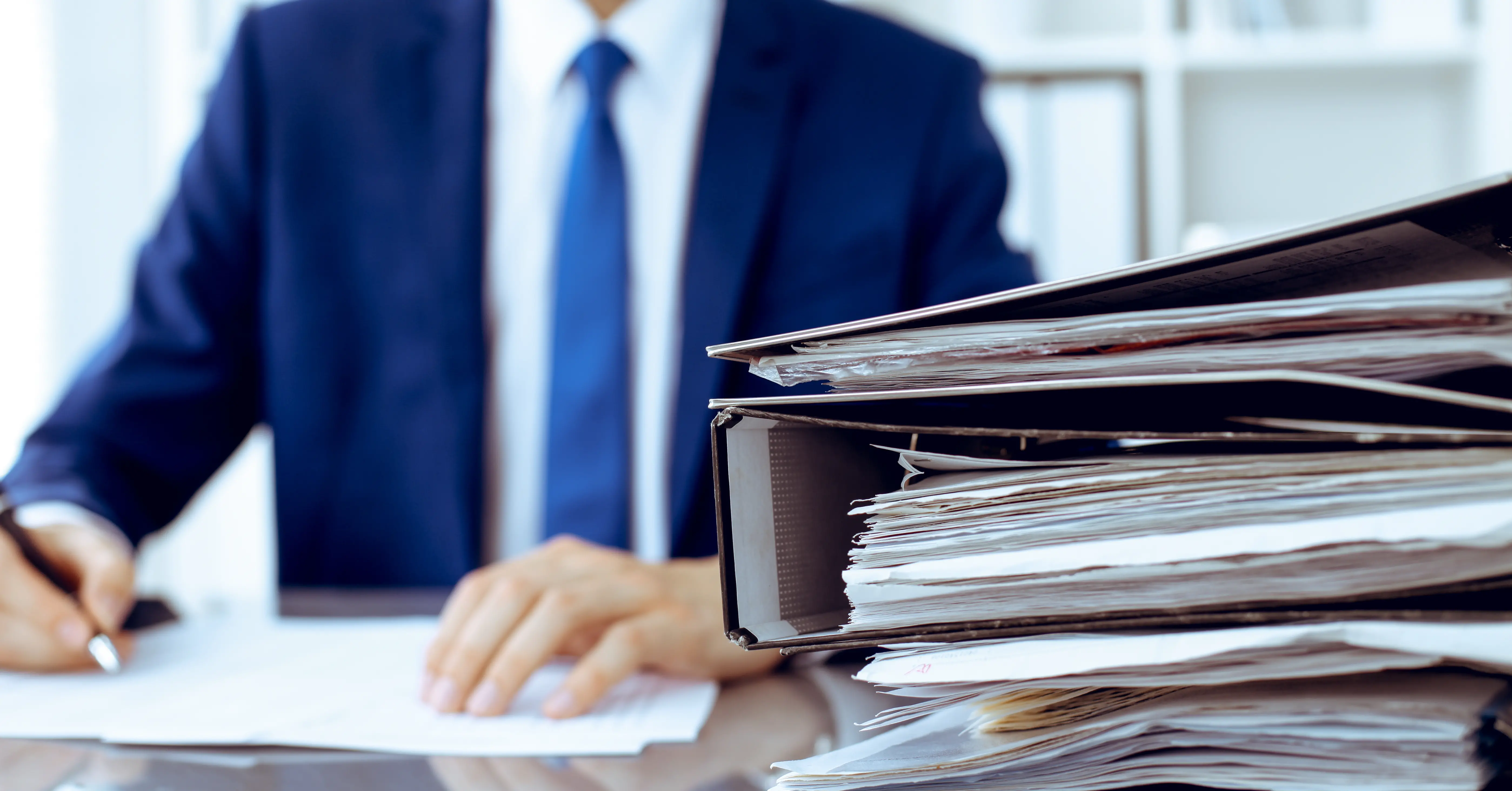 Há duas formas de o servidor público perder a estabilidade conquistada após dois anos de efetivo exercício no cargo: em face de sentença judicial transitada em julgado ou de processo administrativo disciplinar