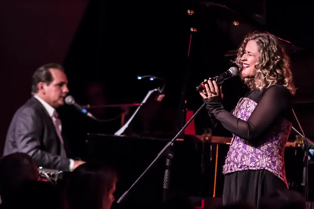 Ricardo Bacelar durante apresentação de “Nada será como antes”, ao lado da pianista, cantora e compositora brasileira Delia Fischer