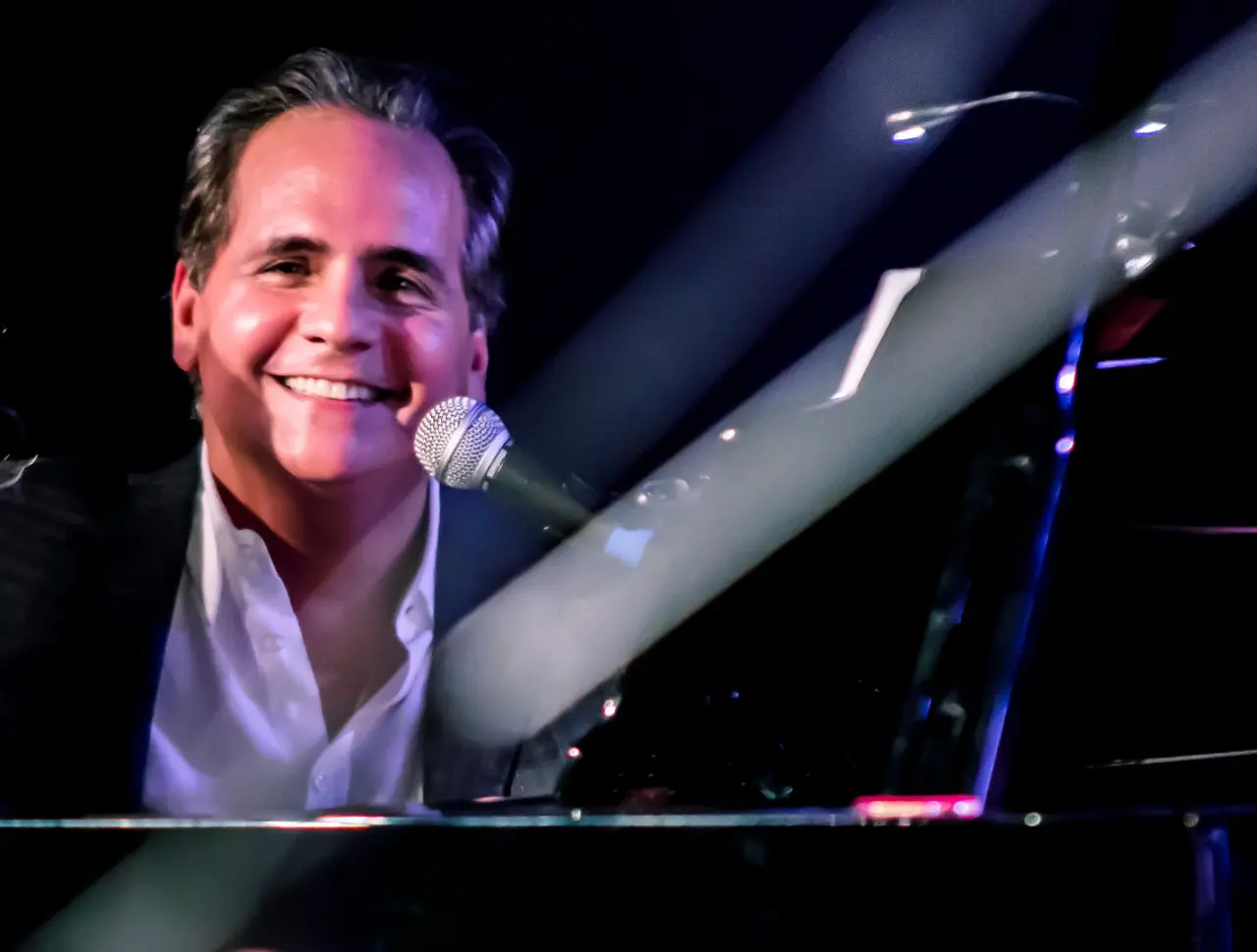 “A música é veículo fundamental de percepção,
conexão e construção de perspectivas que trazem significados aos
acontecimentos, nos planos pessoal, espiritual e emocional. Sem a arte e a
abstração, a vida não faz sentido”, afirma.