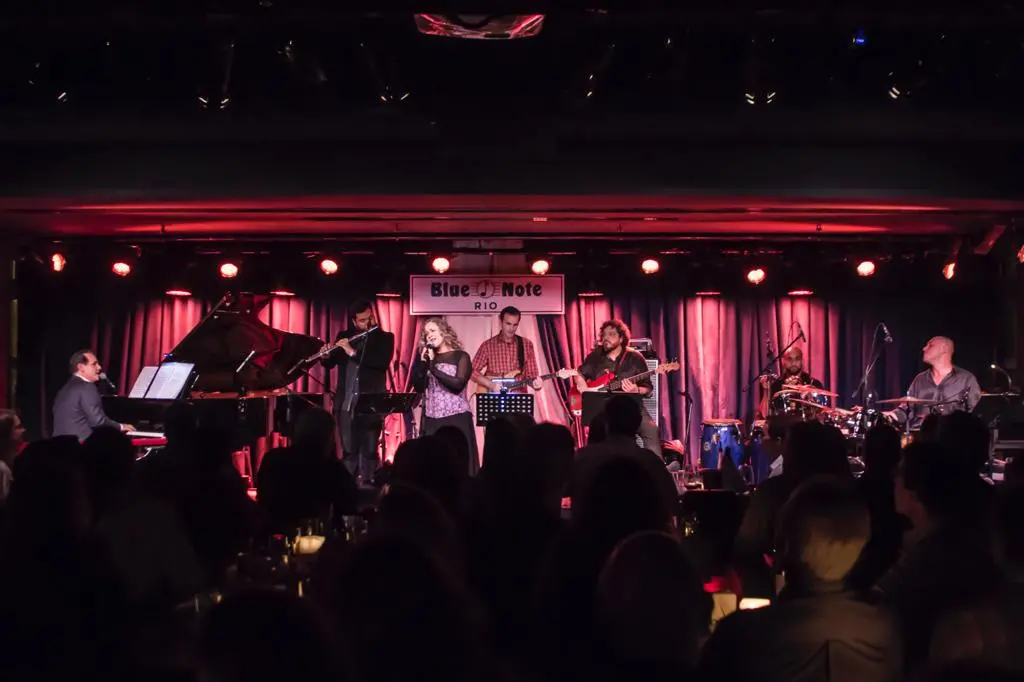 No álbum “Ricardo Bacelar – Ao Vivo no Rio”, Ricardo toca piano e teclados, canta e vem acompanhado de um time de grandes músicos brasileiros: João
Castilho (guitarra), Danilo Sina (sax e flauta), Renato Endrigo (bateria), Alexandre Katatau (contrabaixo) e André Siqueira (percussão).