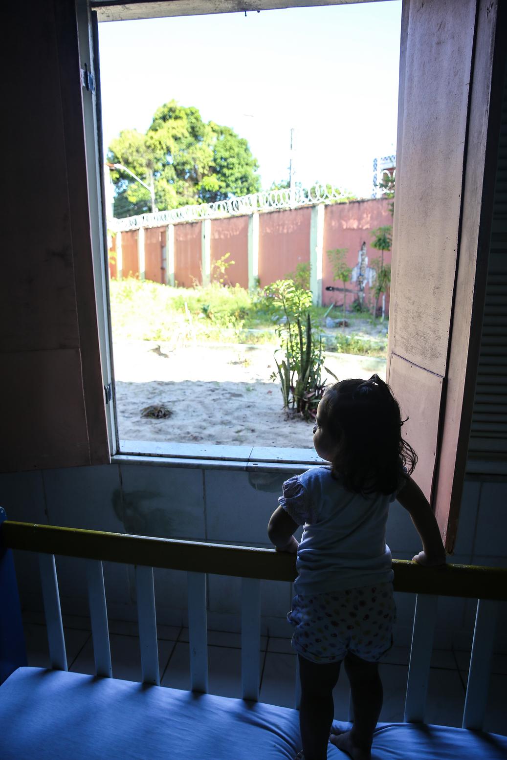 Criança na janela