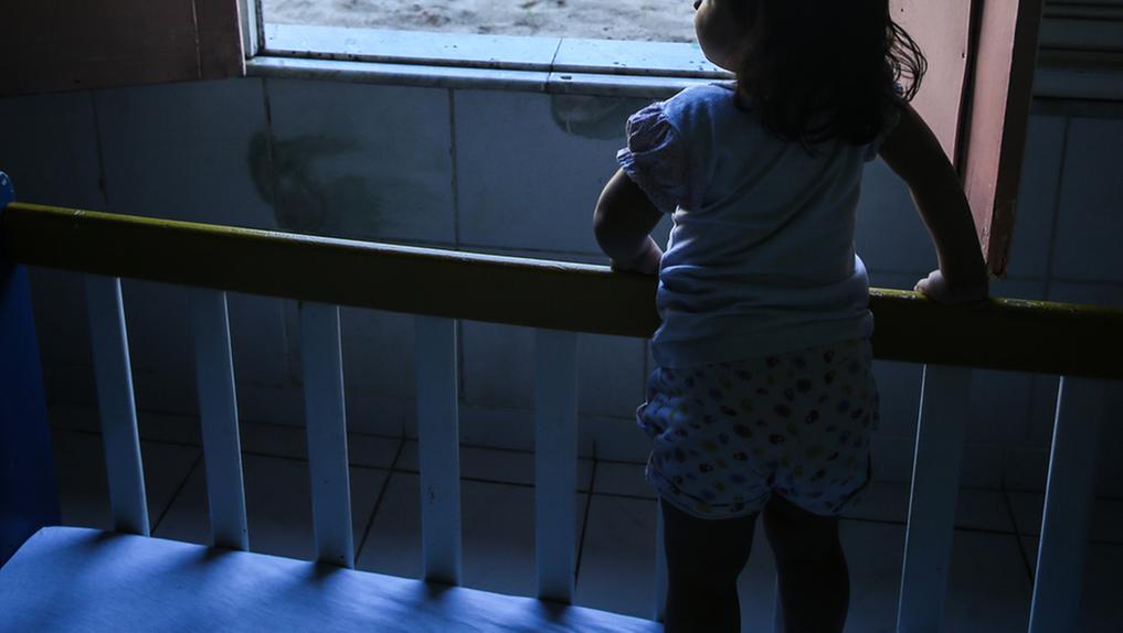 Criança na janela