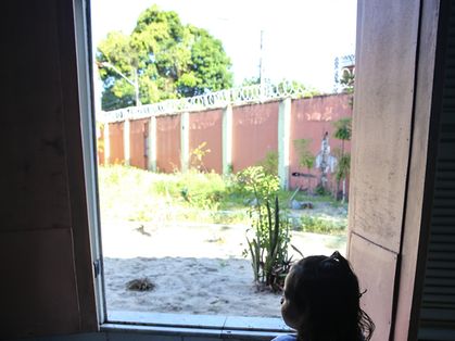 Criança na janela